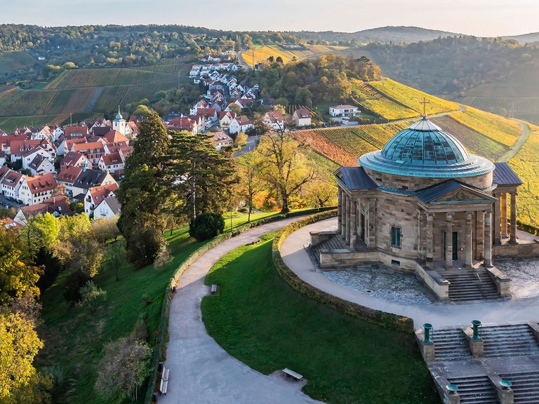 Stuttgart ist insbesondere für seine außergewöhnliche Lage zwischen Tälern und Weinbergen bekannt. Grabkapelle auf dem Württemberg in Stuttgart