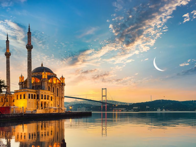 Ortakoy-Moschee in Istanbul bei Sonnenaufgang