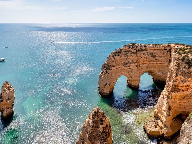 Blick auf Felsformation an der Praia do Marinha, Algarve