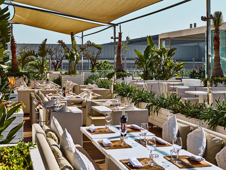 Restaurantbereich im Purobeach Barcelona