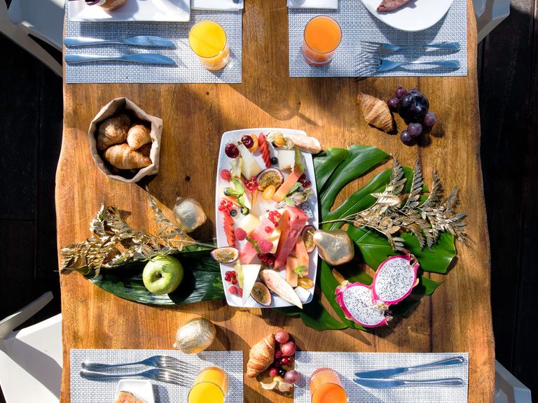 Tafel mit Frühstücks-Auswahl im The Beach by Ushuaïa