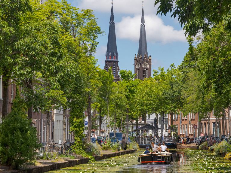 Blick auf einen Kanal und die Maria van Jessekerk in Delft