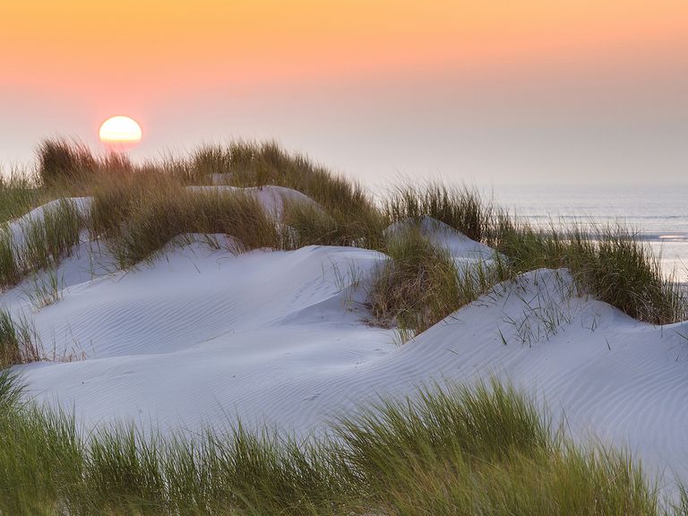Den Sonnenuntergang auf der ostfriesischen Insel Baltrum kann man ganz für sich genießen. Sonnenuntergang auf der Nordseeinseln Baltrum