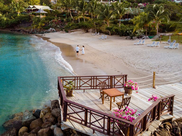 Die Karibik ist ein sehr beliebter Ort für Destination Weddings. Paar am Strand von St. Lucia, Karibik