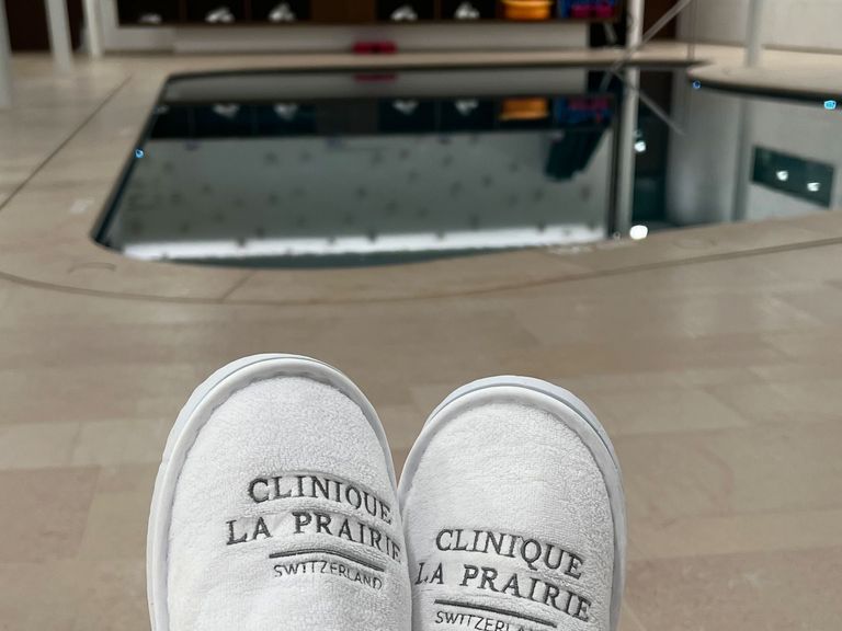 Antonia lässt die Füße am Pool der Clinique La Prairie baumeln
