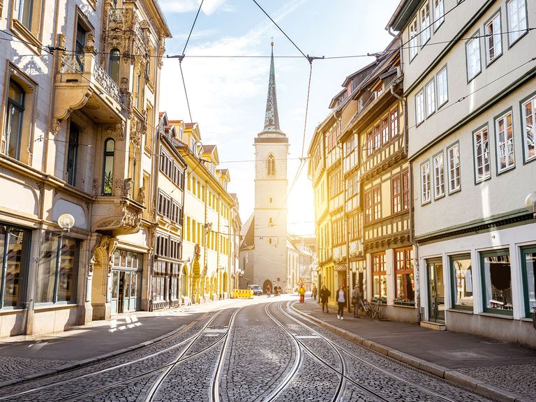 Altstadtgasse mit Allerheiligenkirche von Erfurt, Thüringen