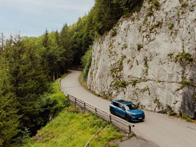 Kia auf Straße neben Tegernsee