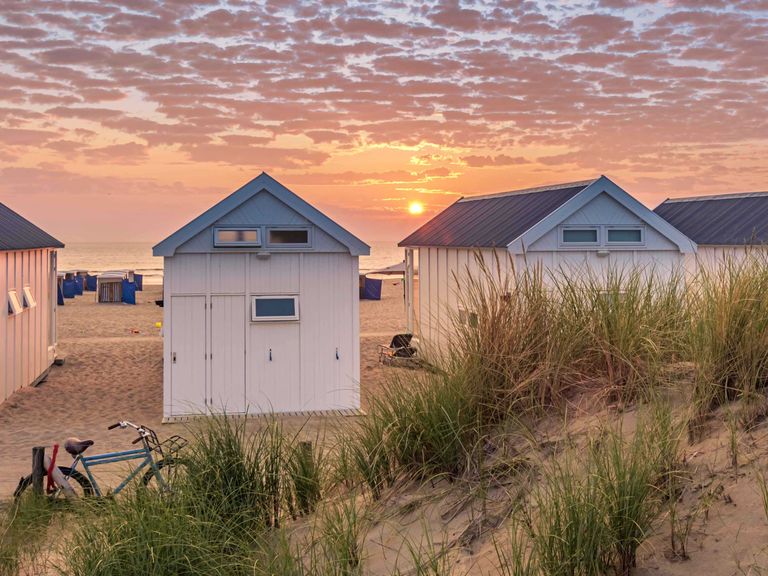 Strandhäuser am Strand von Katwijk an Zee in den Niederlanden