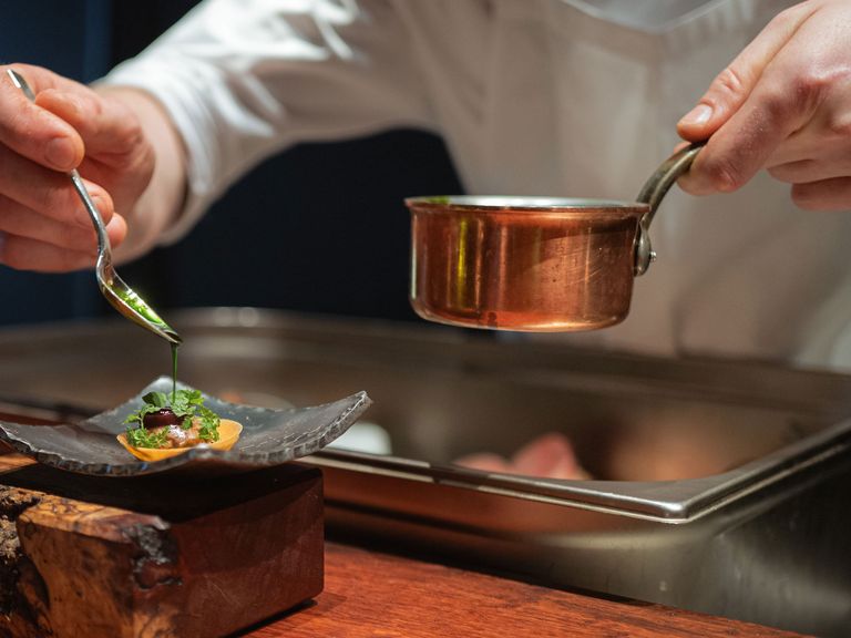 Das Restaurant 100/200 Kitchen gilt als eines der besten in Hamburg. Gericht wird zubereitet im 100/200 Kitchen in Hamburg