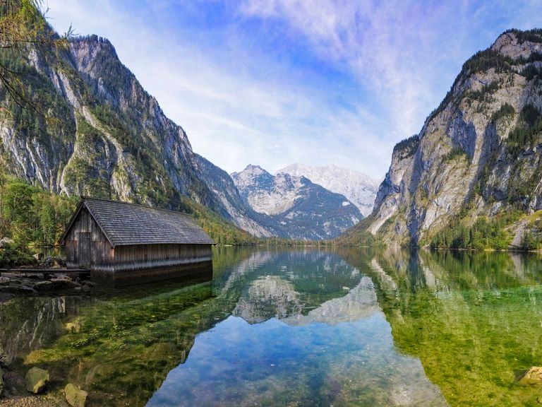 Der Königssee gehört mittlerweile zu den beliebtesten Fotomotiven in Bayern. Bootshaus am Königssee in Bayern