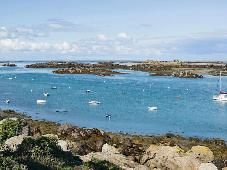 Boote liegen im Chausey-Archipel vor Nordfrankreich