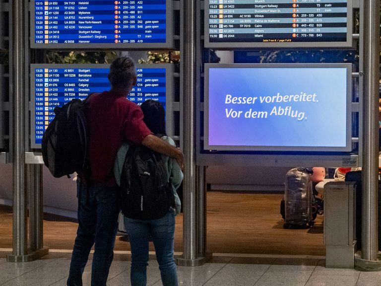 Flughagen Anzeigetafel und Passagiere 