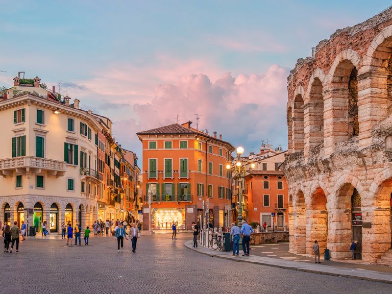 Stadtansicht vor der Arena von Verona, Italien