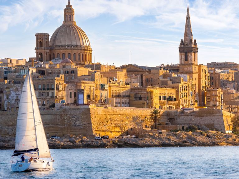 Hafen von Marsamxett mit Segelboot, Malta