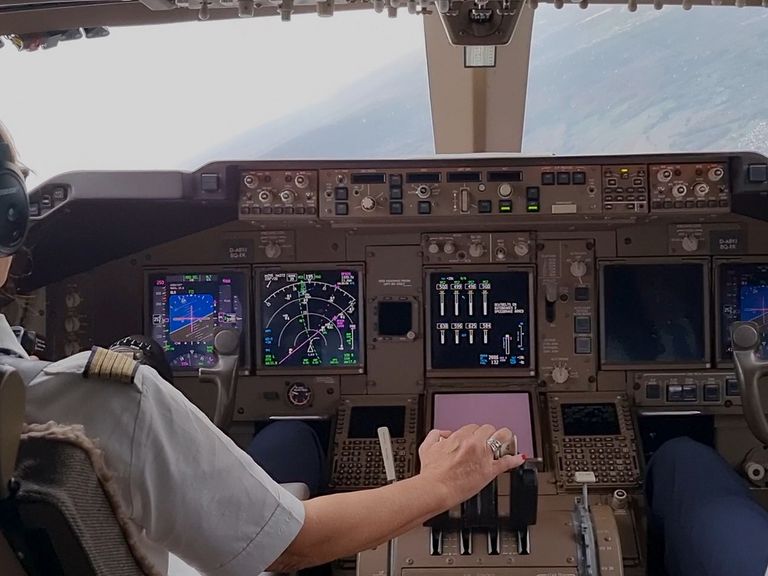 Als eine der ersten Pilotinnen stieg Margit Sonntag für die Lufthansa ins Cockpit. Pilotin im Cockpit