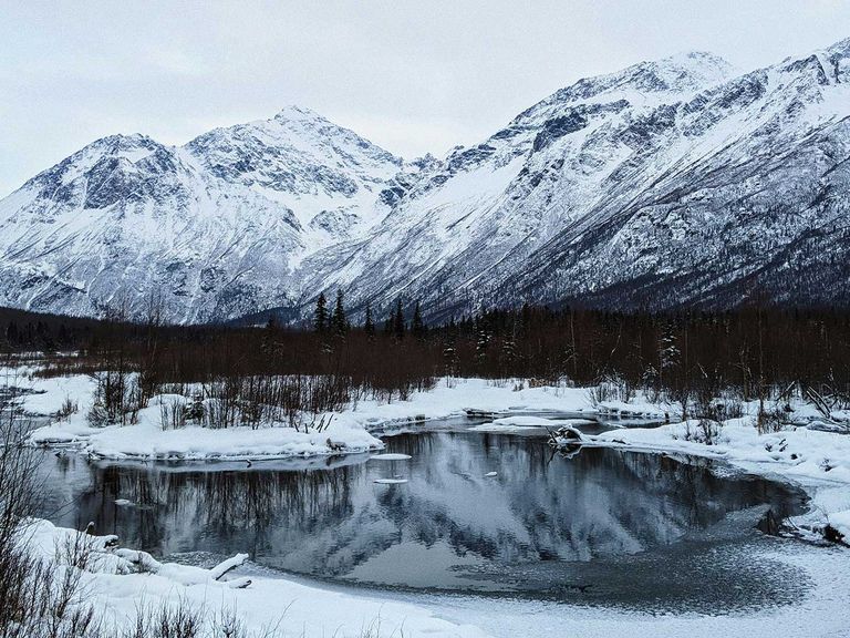 Eagle River und schneebedeckter Berg, Anchorage (Alaska)