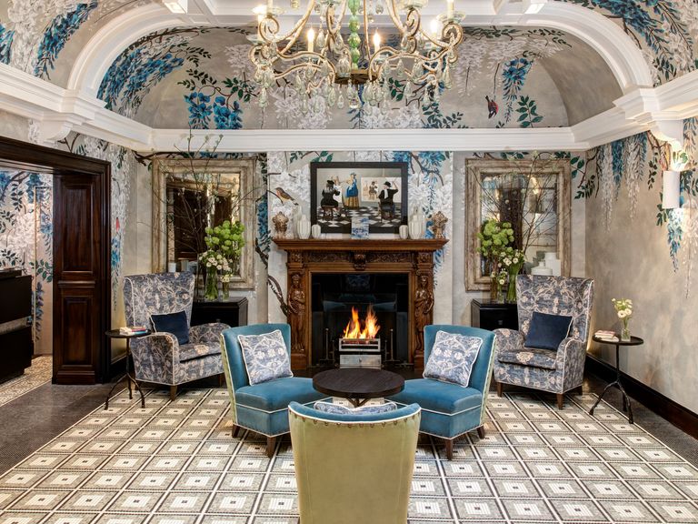 Die Front Hall im Brown's Hotel erinnert an die „Bridgerton“-Kulissen Front Hall im Brown's Hotel, London