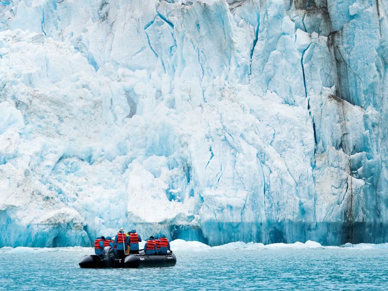 Hier zu sehen: eines der Zodiacs von Seabourn am Dawes-Gletscher in Alaska. Zodiac von Seabourn am Dawes-Gletscher in Alaska
