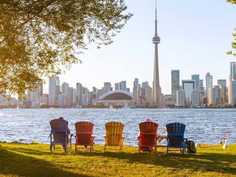 Adirondack-St&uuml;hle mit Blick auf die Skyline von Toronto