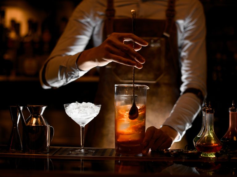 Bartender kreiert einen Long Drink 