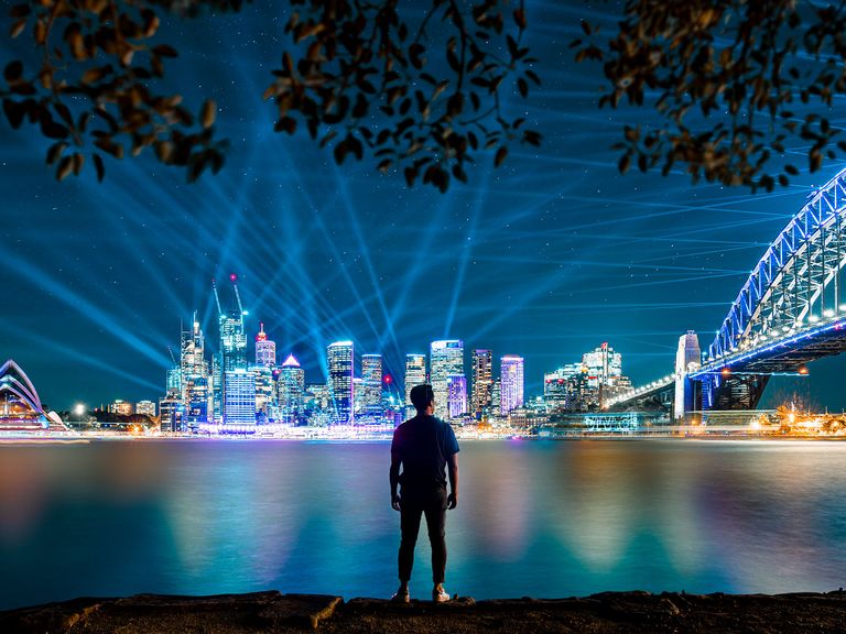 Drei Wochen im Jahr leuchten unter dem Motto „Vivid Sydney“ verschiedenste Gebäude der Stadt in knalligen Farben. Vivid Sydney, beleuchtete Stadt Sydney