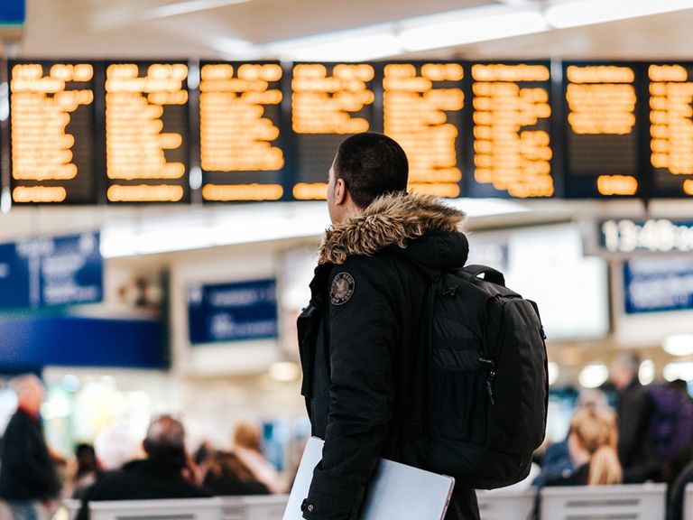 Reisender am Flughafen