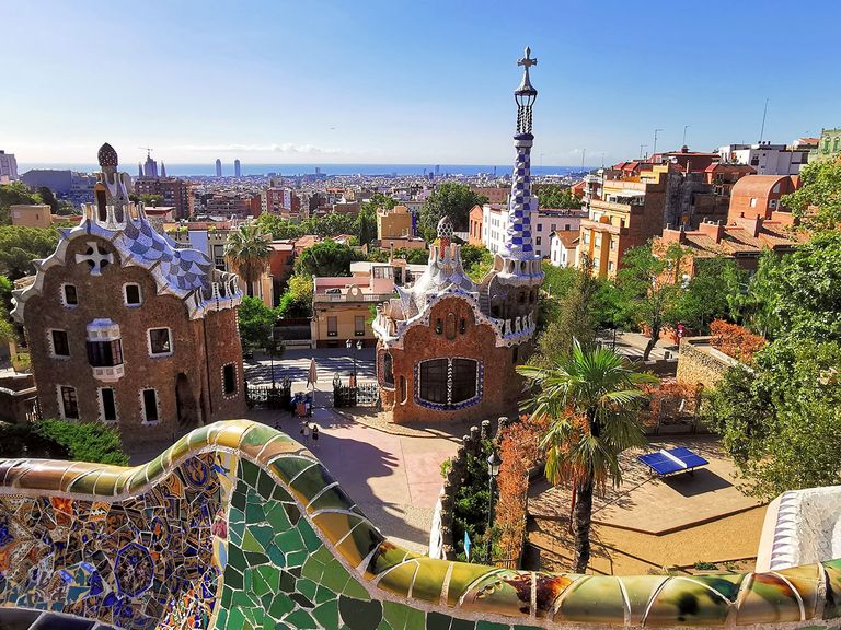Der Park Güell ist eine der beliebtesten Attraktionen in Barcelona.  Park Güell in Barcelona