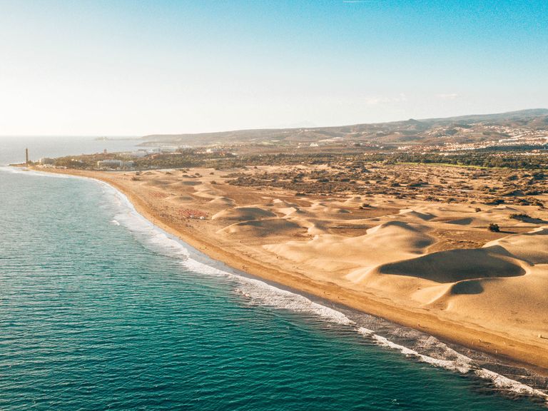 Die Playa de Maspalomas ist der vielleicht schönste Strand von Gran Canaria. Dünen, Strand und Leuchtturm von Maspalomas