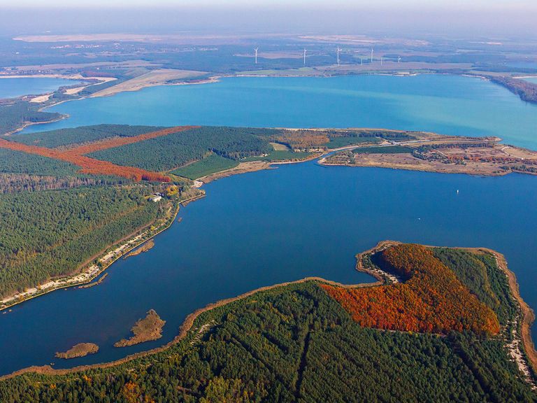 Das Lausitzer Seenland erstreckt sich zwischen Brandenburg und Sachsen und wird immer mehr zum Touristenmagnet. Sedlitzer See und Geierswalder See von oben
