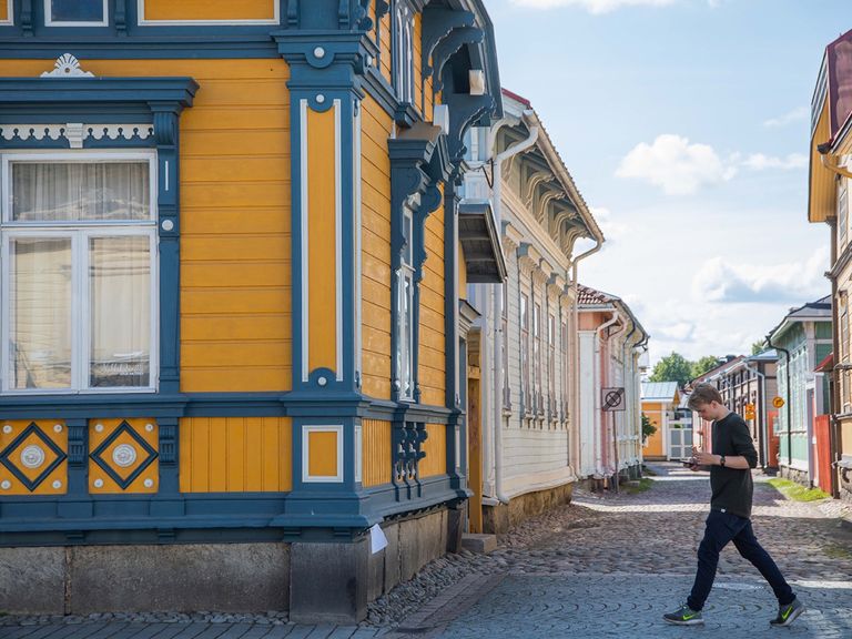 Mensch läuft durch kleine Stadt in Finnland
