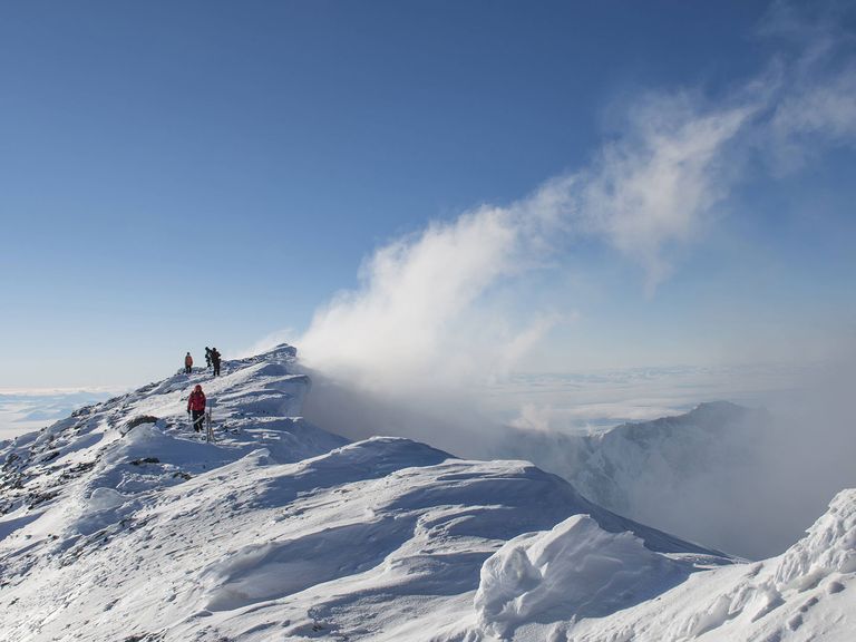 Forschende auf dem Vulkan Mount Erebus in der Antarktis Forschende auf dem Vulkan Mount Erebus in der Antarktis