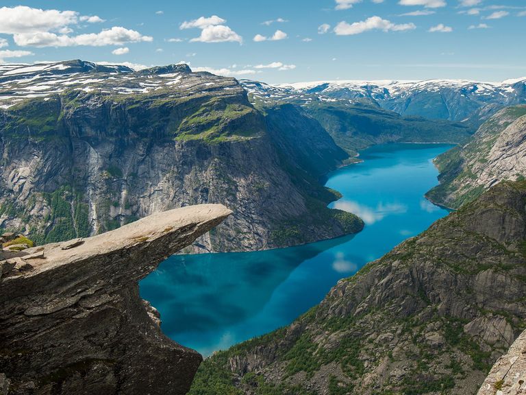 Hier zu sehen: der Felsvorsprung Trolltunga am Hardangerfjord. Trolltunga am Hardangerfjord, Norwegen
