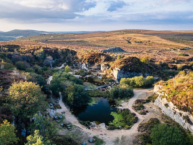 Blick auf die Haytor Rocks im englischen Dartmoor Haytor Rocks im Dartmoor, England