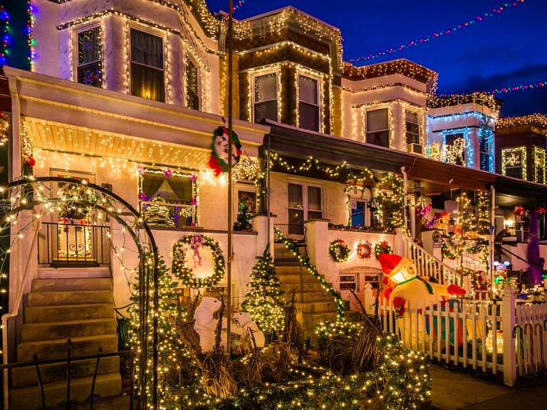 In der Weihnachtszeit sind in Baltimore zahlreiche Häuser und Straßen beleuchtet. Baltimore, beleuchtete Straße und Häuser