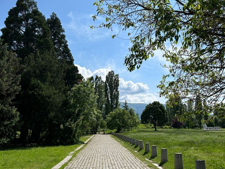 gepflegter Fußgängerweg im South Park Sofia