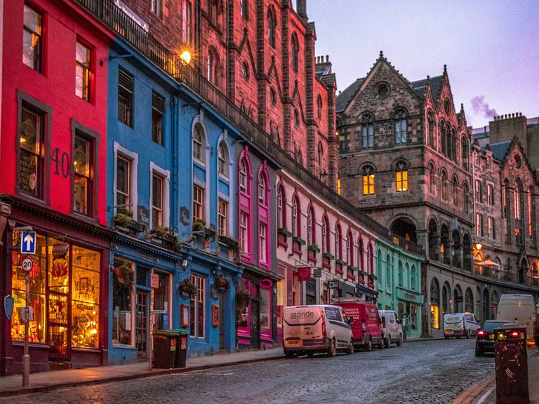 Edinburgh steckt voller Pubs, hübscher Straßen und Überraschungen. bunte Häuserreihe in Edinburgh