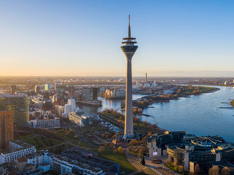 Die Skyline von Düsseldorf mit dem Rheinturm Skyline von Düsseldorf