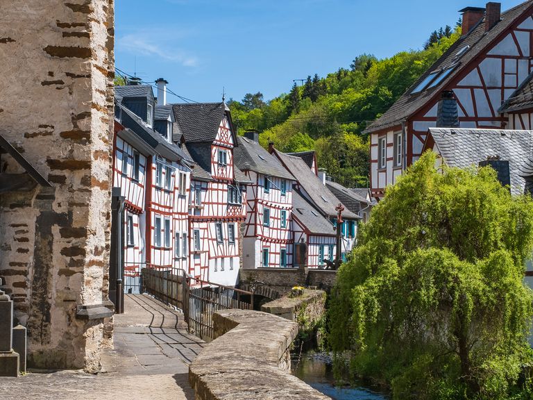 Kopfsteinpflaster und Fachwerk im Dorf Monreal in der Eifel Monreal in der Eifel, Rheinland-Pfalz