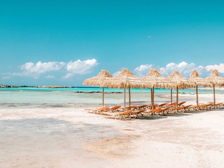 Sonnenliegen am Strand vor Elafonisi auf Kreta Strand Elafonisi auf Kreta