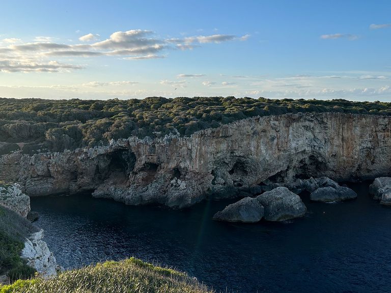 Spektakulär: der Blick von oben auf die Cala Rafalet. Blick von oben auf die Cala Rafalet, Menorca