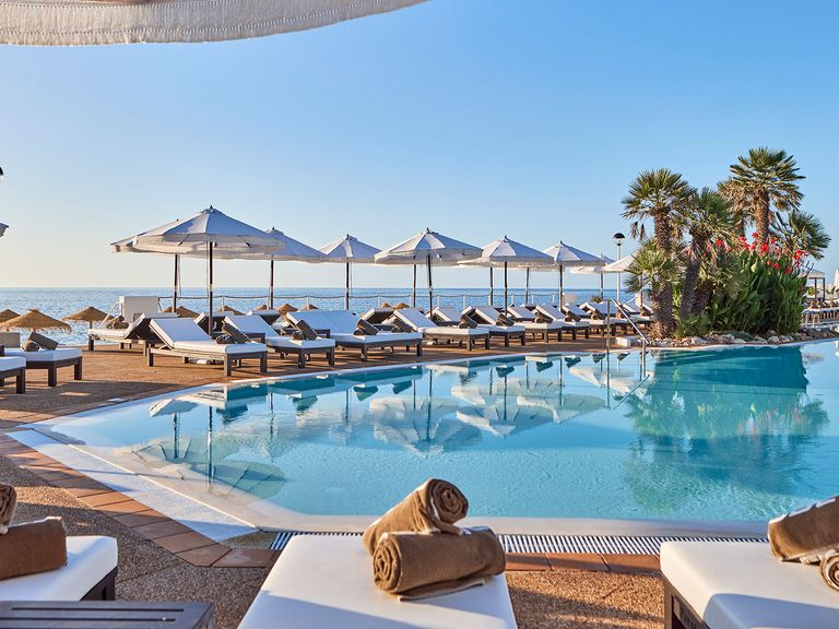 Blick auf den Pool im Purobeach Menorca