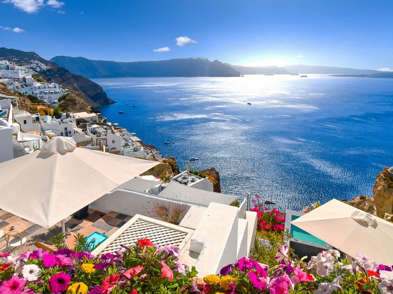 Nicht unbezahlbar, aber kostspielig: der Fensterblick auf die Caldera von Santorini Santorini Blick aus dem Fenster