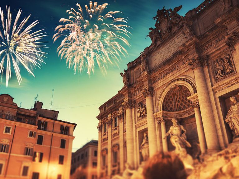 An Silvester verwandelt Rom sich in eine große Party- und Flaniermeile. Feuerwerk über dem Trevi-Brunnen in Rom