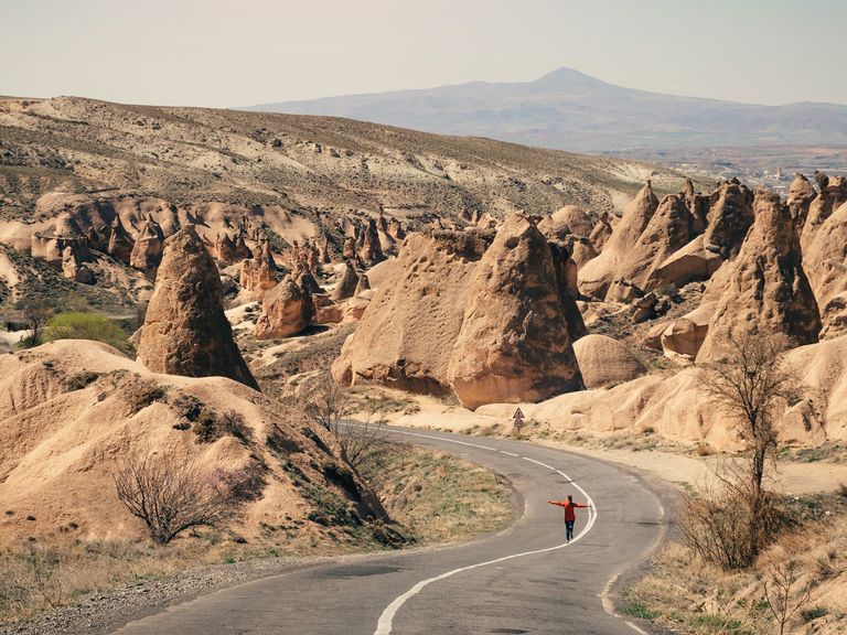Überall am Wegesrand finden Reisende die bizarren Felsformationen von Kappadokien. Roadtrip Kappadokien, Türkei