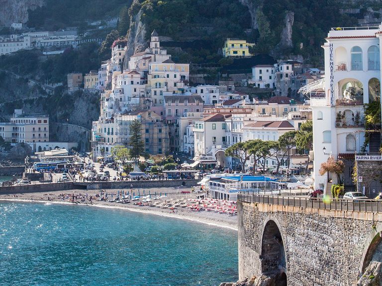 Hohe Berge, steile Dörfer, kleine Buchten, azurblaues Mittelmeer: das ist die Amalfiküste Amalfiküste, Italien