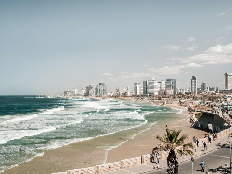 Bekannt für Lebensfreude und Partynächte: Tel Aviv ist die liberalste Stadt in Israel Blick über Tel Avivs Strandpromenade
