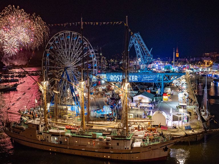 Hier zu sehen: das Feuerwerk am Stadthafen zur Hanse Sail 2024. Feuerwerk am Stadthafen zur Hanse Sail 2024