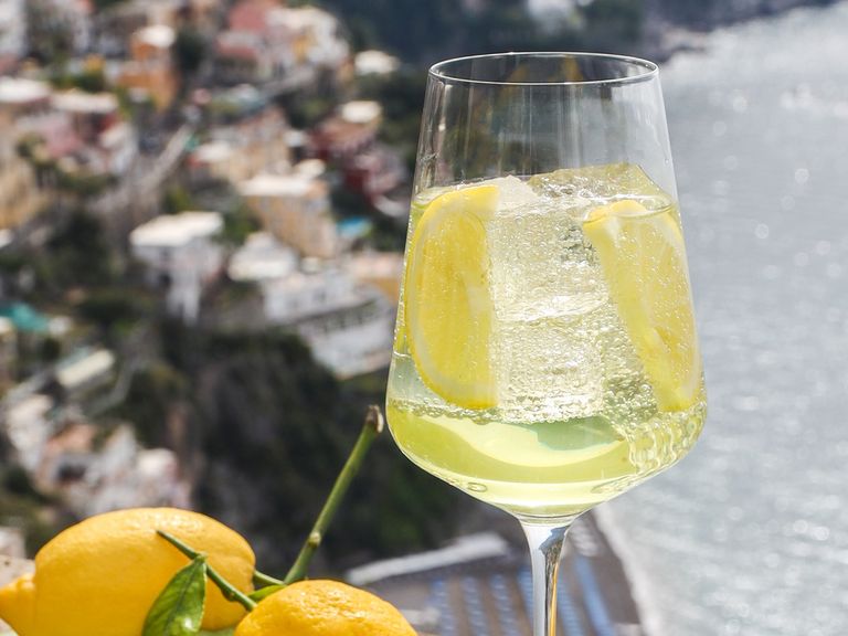 Limoncello an der Amalfiküste, Italien