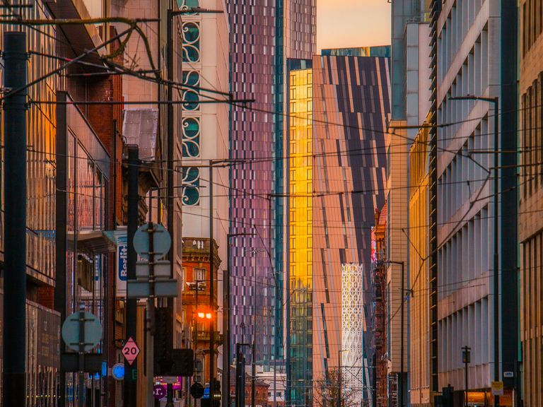 Mosley Street mit Blick auf Skyline in Manchester