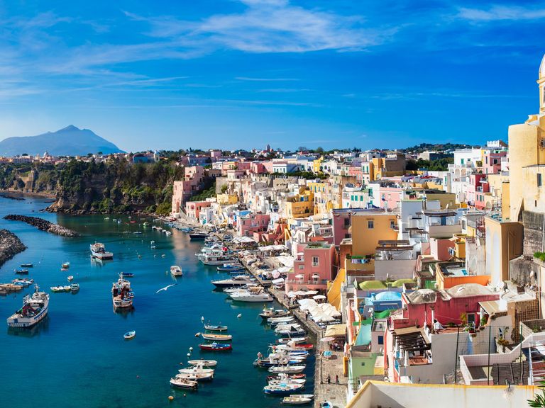 Hier zu sehen: Procida, eine Insel, die sogar 2022 Italienische Kulturhauptstadt war. Blick auf Insel Procida, Italien